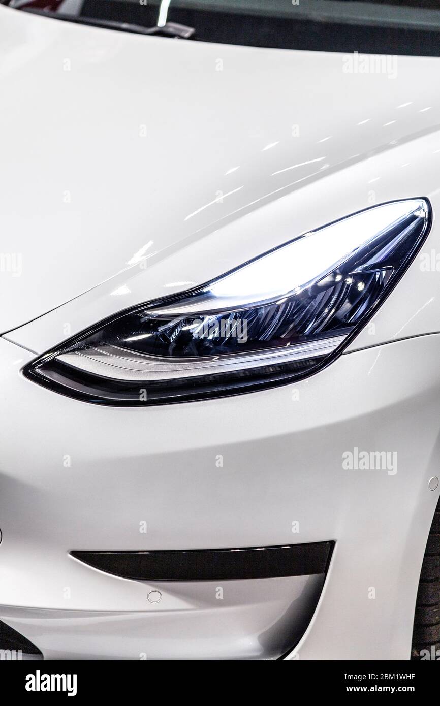 Gros plan de la voiture électrique blanche Tesla modèle 3 Banque D'Images