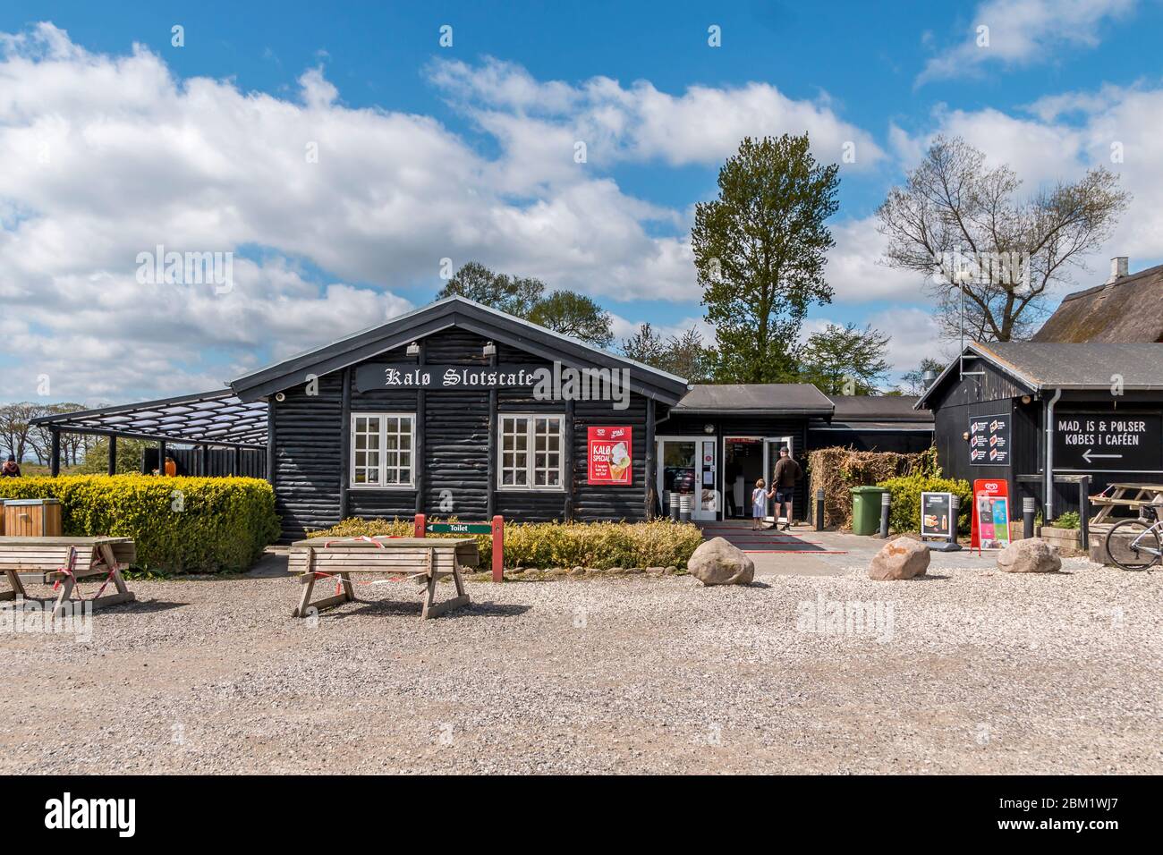 Kalo, Danemark - 02 mai 2020 : Kalo slotscafe, café noir à kalo slotskro. Le célèbre château inn situé sur Djursland au Danemark Banque D'Images