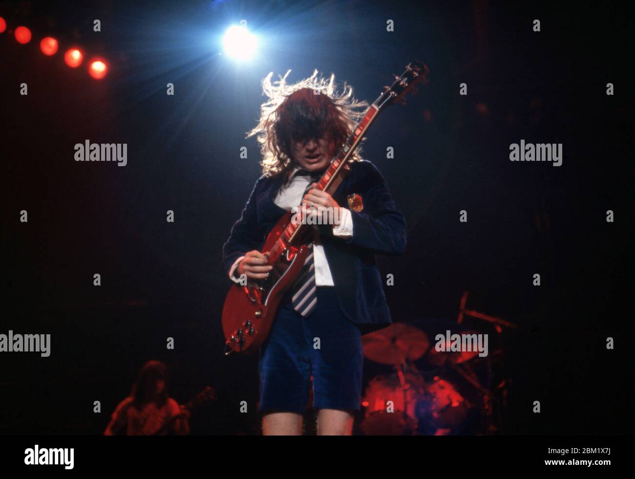 DETROIT - 17 NOVEMBRE : Angus Young, guitariste principal pour AC/DC, portant son uniforme d'écolier britannique emblématique et jouant son SG Gibson rouge, se produit lors de la tournée Flick of the Switch/Monsters of Rock, le 17 novembre 1983, à Detroit, Michigan. (Photo de Ross Marino/Rock Negatives) Banque D'Images