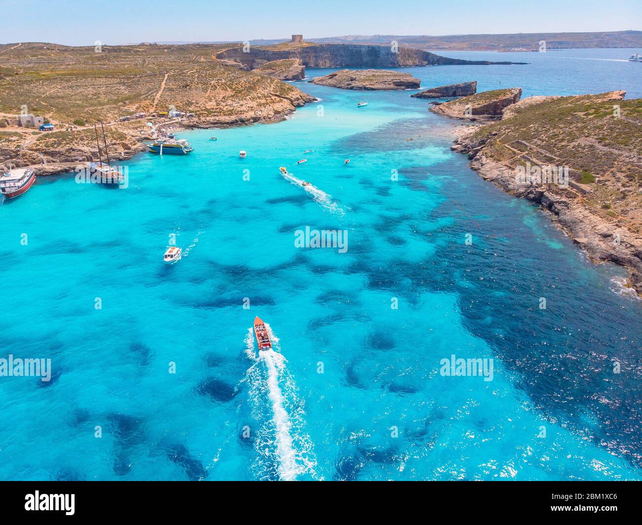 Panorama De Blue Lagoon Comino Malte. Côte Azur, eau claire turquoise avec sable blanc. Vue aérienne Banque D'Images
