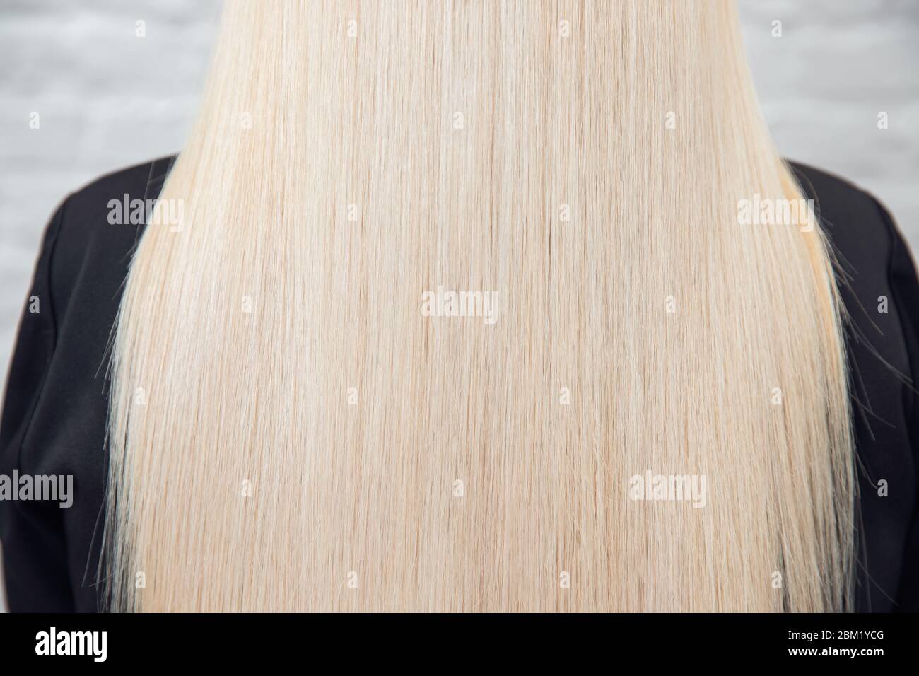 Texture des cheveux saine pour les femmes dos blond, fond blanc. Concept de soins de traitement Banque D'Images