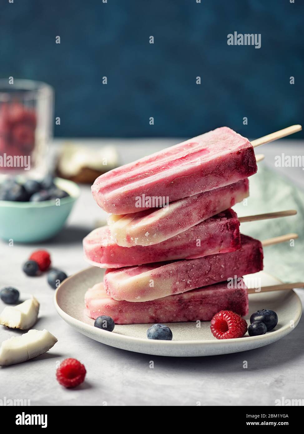 Assiette de noix de coco et de petits fruits maison Banque D'Images