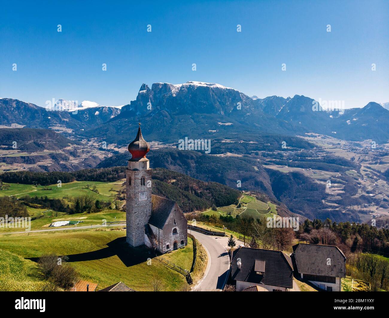 Église de Renon Ritten bolzano Alpes Italie. Vue aérienne Banque D'Images