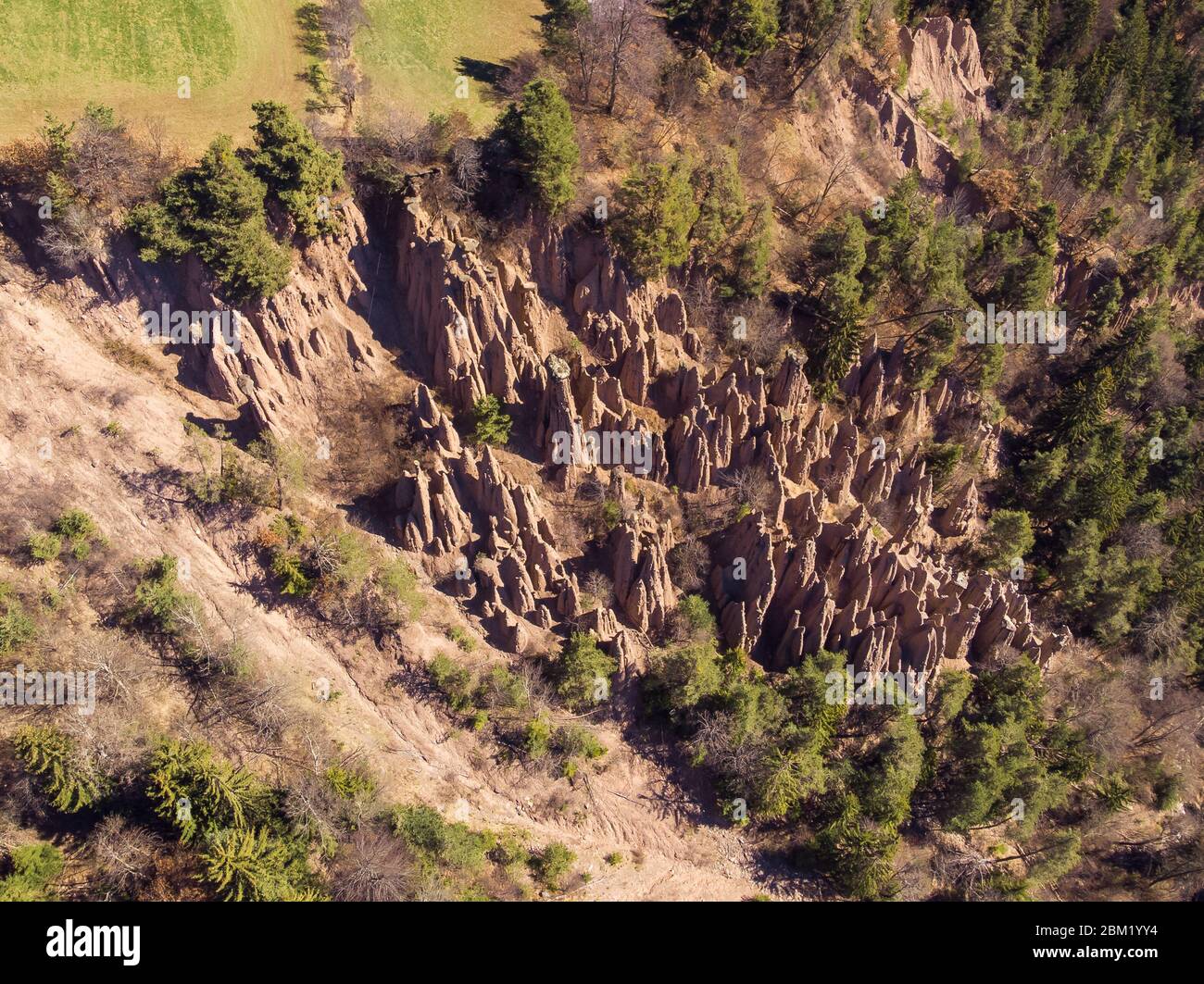 Pyramides naturelles de la terre à Renon Ritten Italie. Vue aérienne Banque D'Images