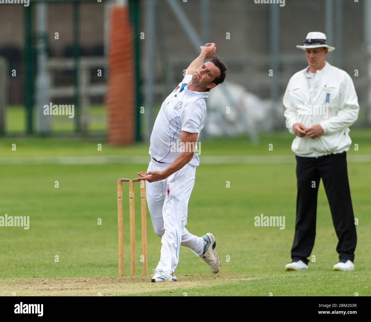 Dustin Melton Bowling pour Derbyshire 2e XI dans un match de championnat de 3 jours contre Lancashire au Belper Meadows CC 17 juin 2019 Banque D'Images