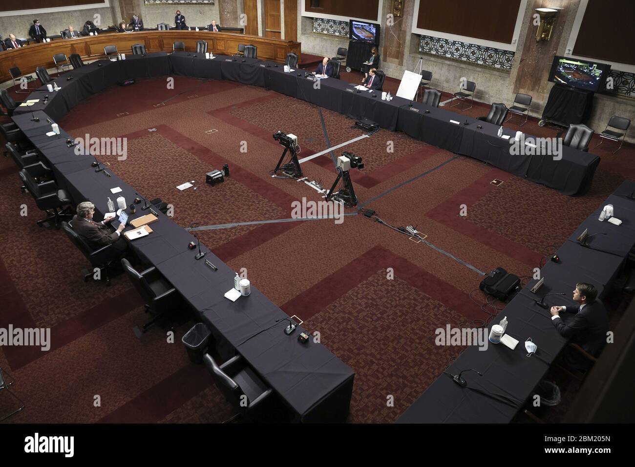 Washington, États-Unis. 06e mai 2020. Alors que des sénateurs pratiquent la distanciation sociale, le juge Justin Walker témoigne devant une audience de la Commission judiciaire du Sénat peu peuplée de sa nomination au poste de juge de circuit américain pour le circuit du District de Columbia à Capitol Hill à Washington, DC, le mercredi 6 mai 2020. Photo de piscine par Jonathan Ernst/UPI crédit: UPI/Alay Live News Banque D'Images Washington, États-Unis. 06e mai 2020. Alors que des sénateurs pratiquent la distanciation sociale, le juge Justin Walker témoigne devant une audience de la Commission judiciaire du Sénat peu peuplée de sa nomination au poste de juge de circuit américain pour le circuit du District de Columbia à Capitol Hill à Washington, DC, le mercredi 6 mai 2020. Photo de piscine par Jonathan Ernst/UPI crédit: UPI/Alay Live News Banque D'Images