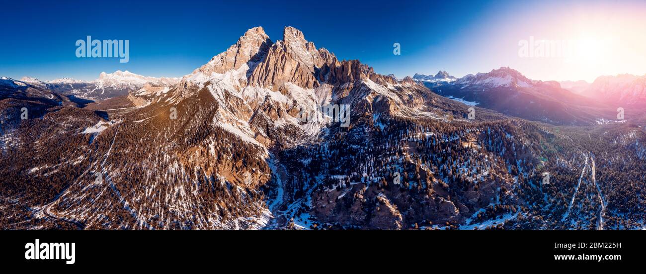 Photo panoramique lever du soleil dans les Dolomites du Tyrol du Sud, Italie. Vue aérienne du dessus Banque D'Images