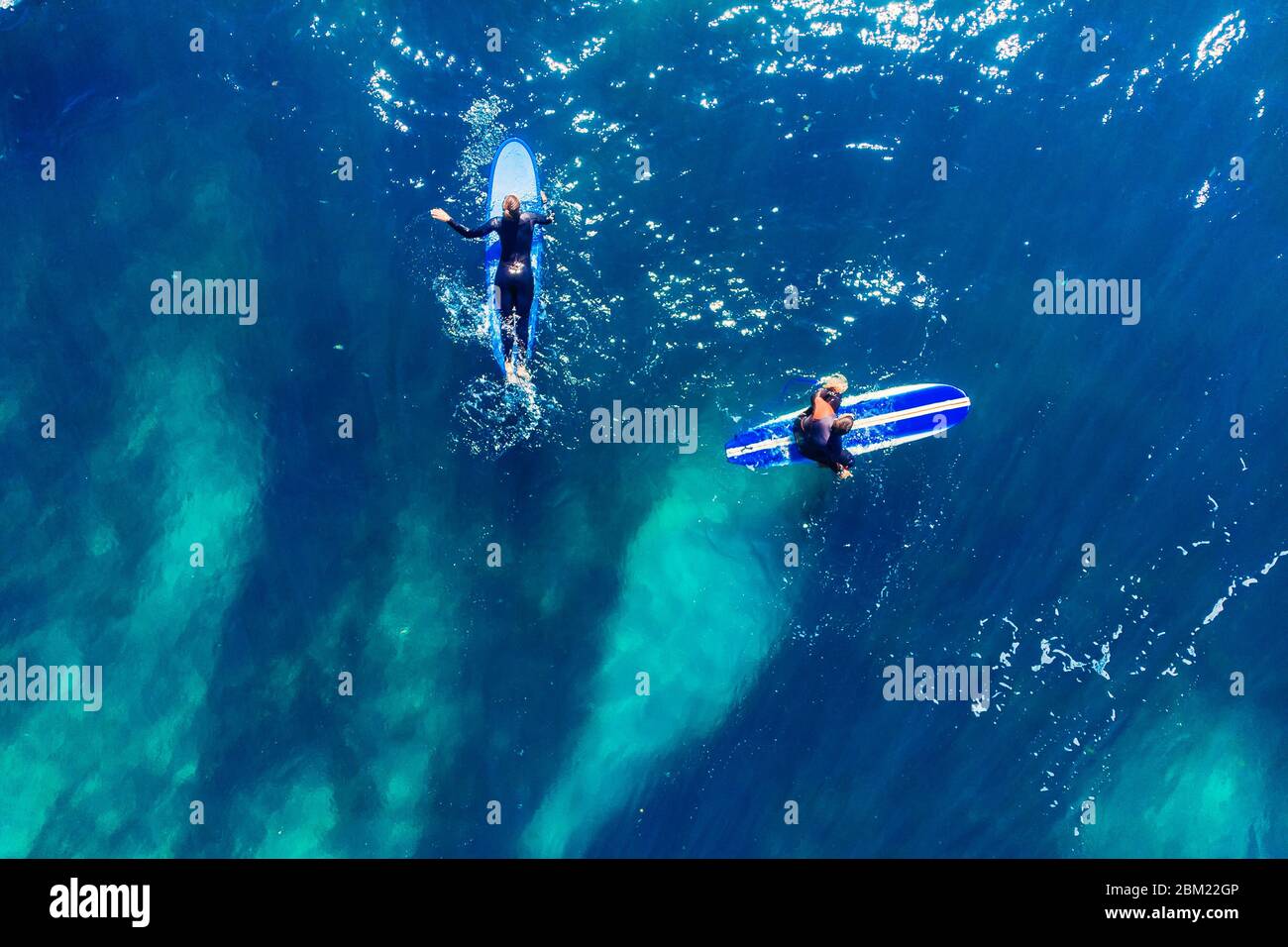Le groupe de surfeurs novices apprend à s'embarquer sur la vague. Vue supérieure de l'antenne Banque D'Images