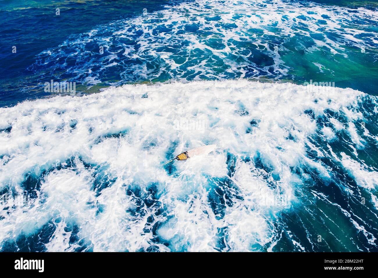 Le groupe de surfeurs novices apprend à s'embarquer sur la vague. Vue supérieure de l'antenne Banque D'Images
