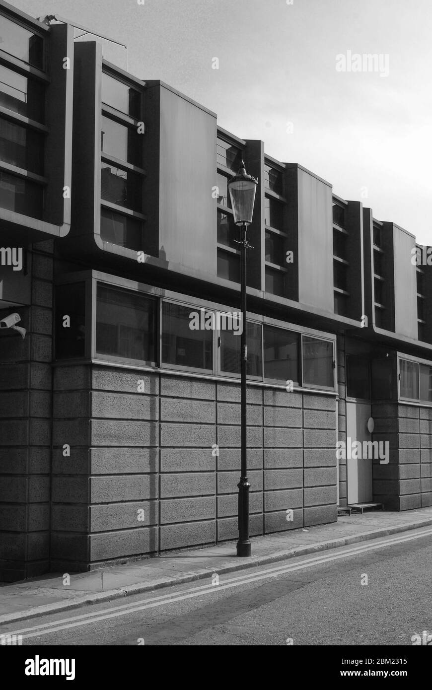 Architecture moderniste acier en béton gris Ambassade royale danoise, Ambassade d'Islande 55 Sloane St, Knightsbridge, Londres SW1X 9SR par Arne Jacobsen B&W. Banque D'Images