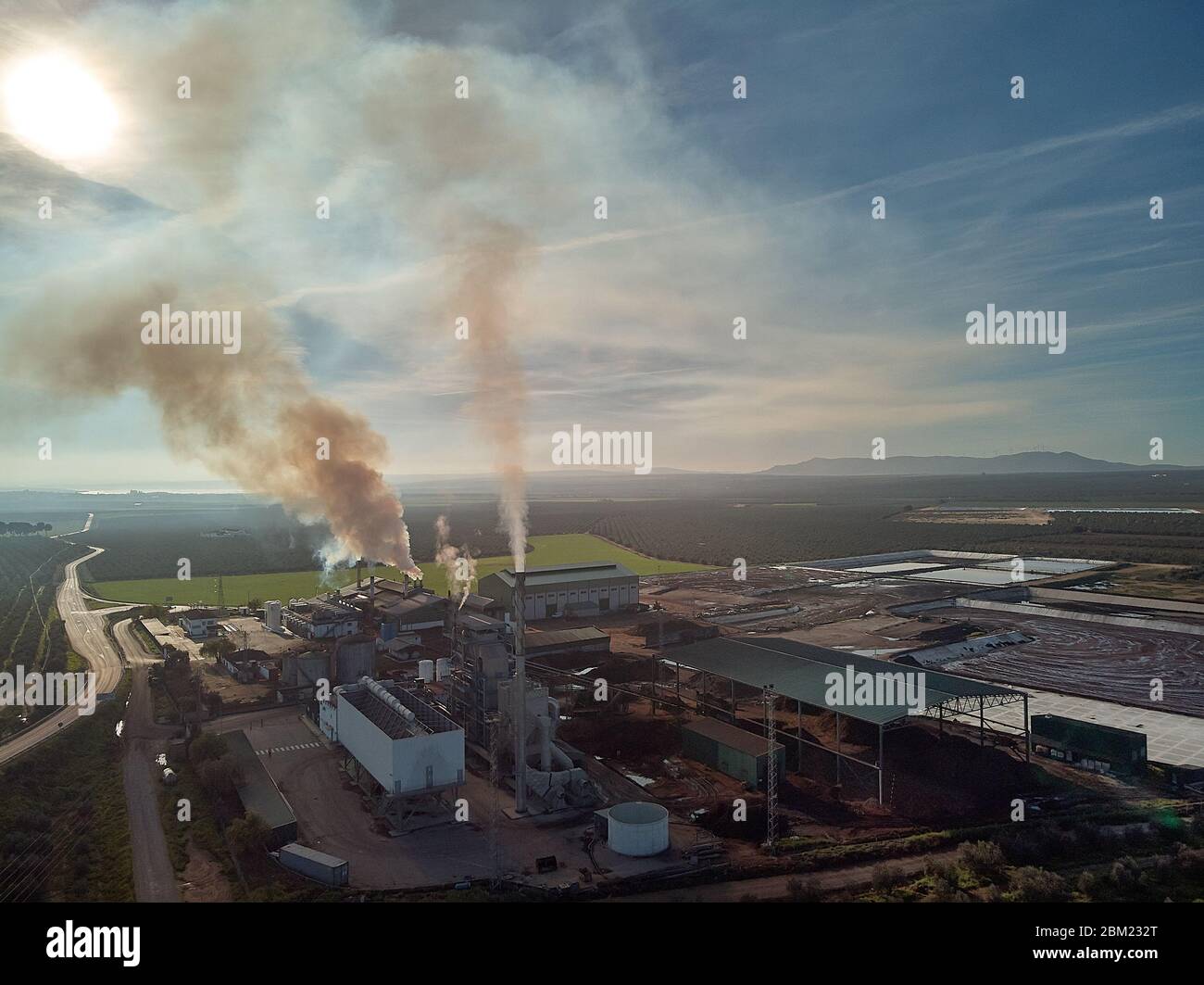 Photographie aérienne vue à distance centrale électrique, fumée de la cheminée. Pollution de l'air contamination de l'environnement, catastrophe écologique Banque D'Images