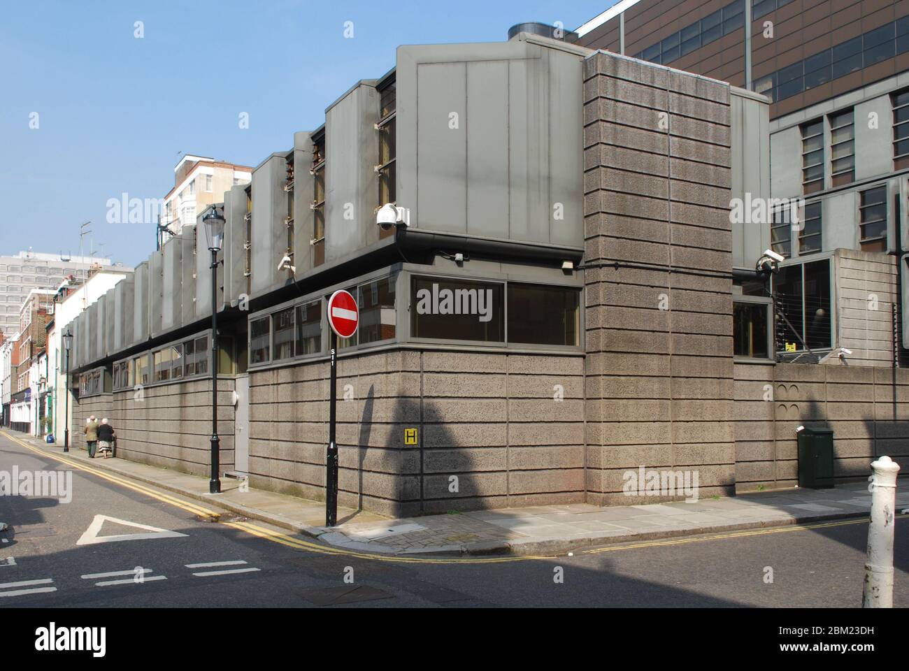 Architecture moderniste acier en béton gris Ambassade royale danoise, Ambassade d'Islande 55 Sloane St, Knightsbridge, Londres SW1X 9SR par Arne Jacobsen Banque D'Images