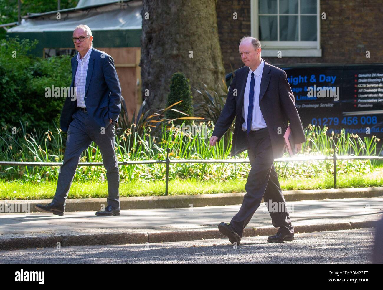 Londres, Royaume-Uni. 6 mai 2020. Chris Whitty (à droite) Chef de la direction médicale, arrive pour la réunion Covid-19 avec Patrick Vallance, Chef de la direction scientifique arrive pour la réunion quotidienne Covid-19 crédit: Mark Thomas/Alamy Live News Banque D'Images