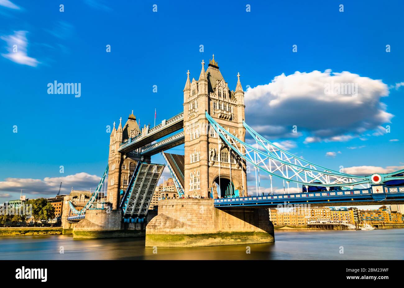 A ouvert Tower Bridge sur la Tamise à Londres Banque D'Images