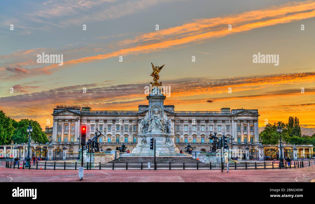 Le Victoria Memorial et Buckingham Palace à Londres, en Angleterre Banque D'Images