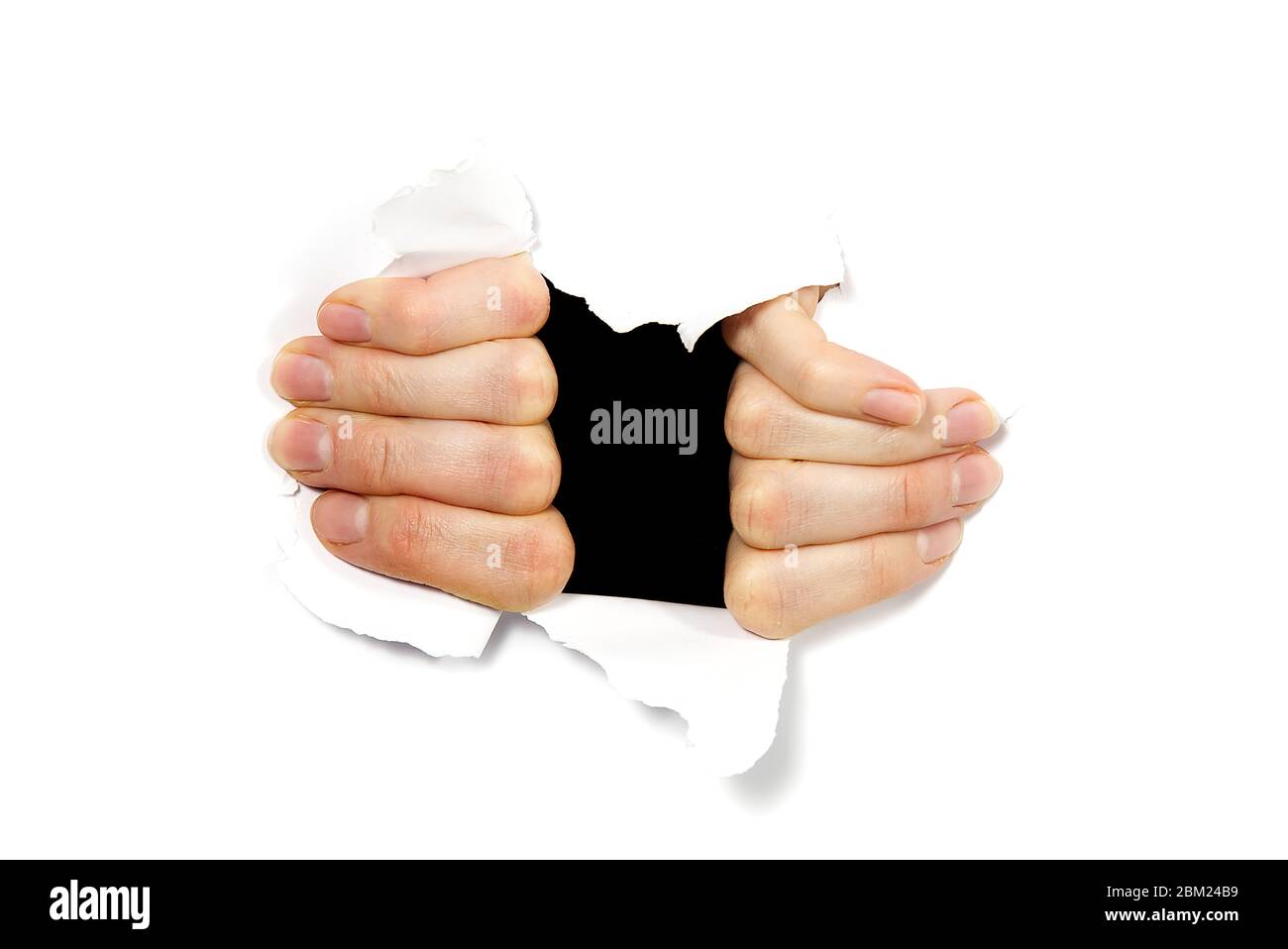 les mains ouvrant un trou dans le carton blanc. Élargir les horizons des opportunités. Nouvelles opportunités, expansion de l'espace personnel. Banque D'Images