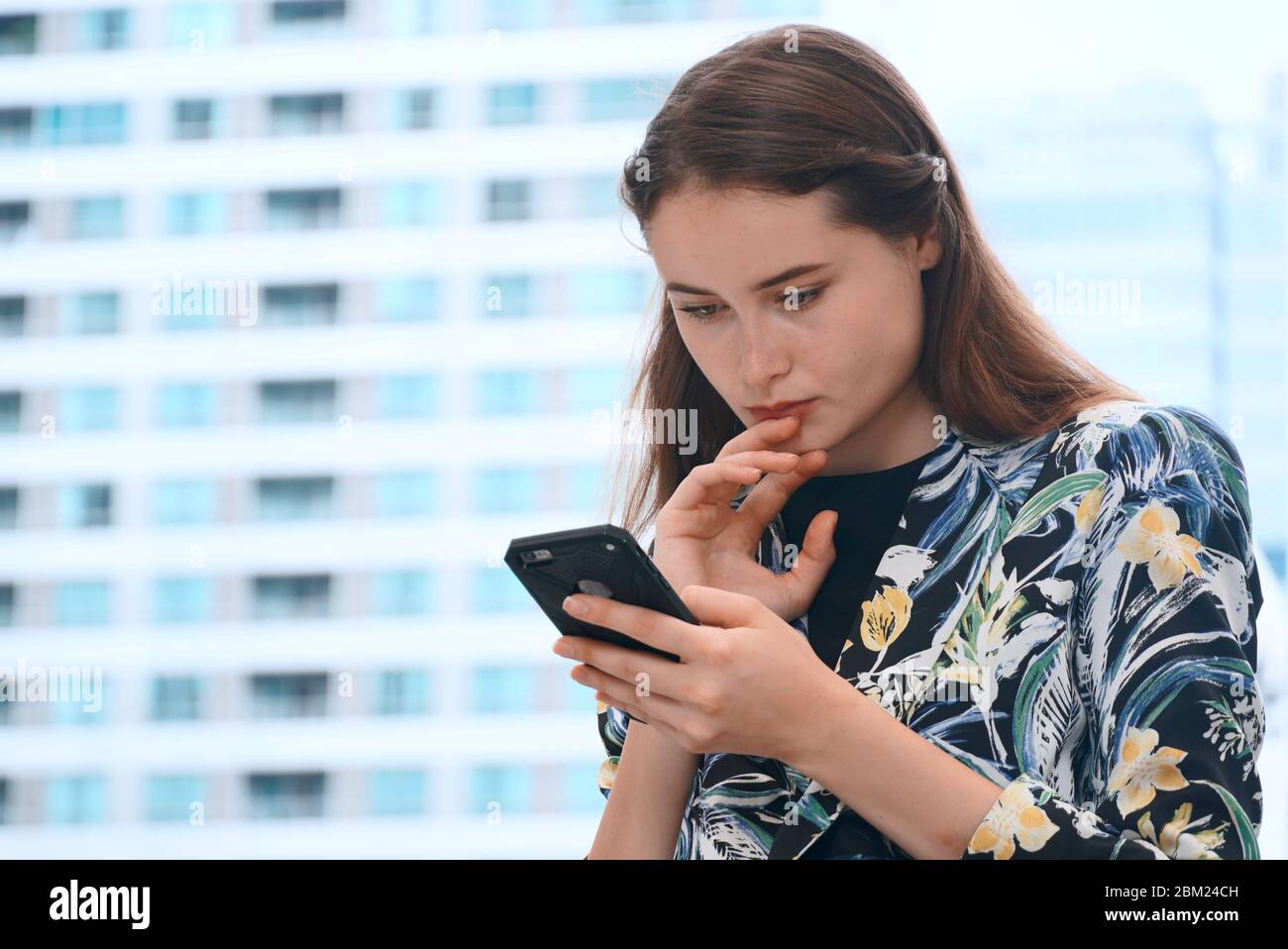 De belles femmes lisent les nouvelles sur leur smartphone Banque D'Images