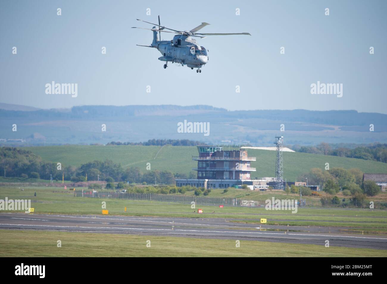 Prestwick, Royaume-Uni. 6 mai 2020. Photo : un hélicoptère Merlin Mk3 de la Marine royale est vu voler à l'aéroport international de Prestwick pendant le verrouillage étendu du coronavirus (COVID-19). Crédit : Colin Fisher/Alay Live News Banque D'Images