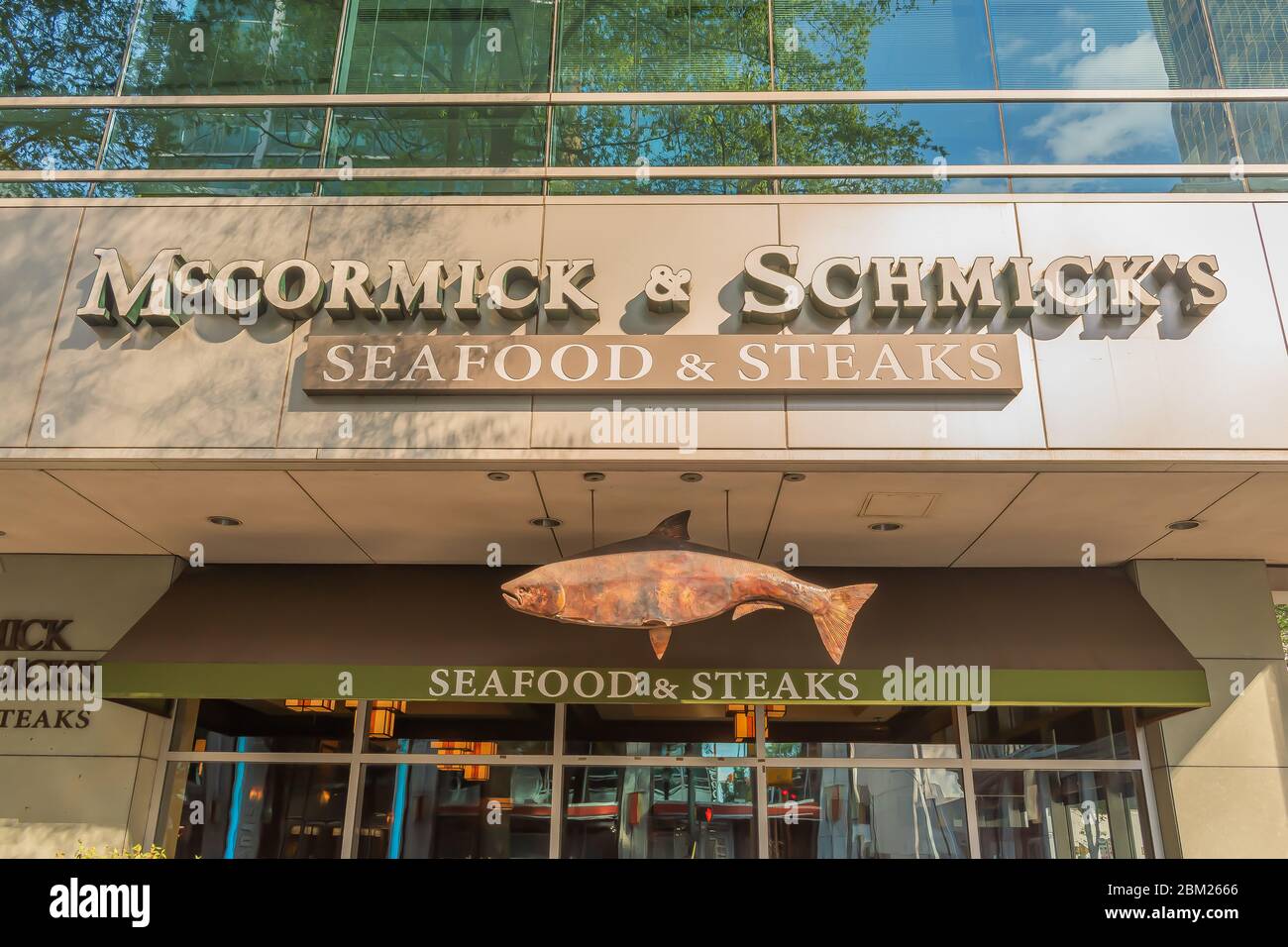 Charlotte, NC/USA - 26 mai 2019 : façade du restaurant McCormick & Schmick's Seafood & steaks affichant la marque en lettres blanches et enseigne à poisson suspendue. Banque D'Images