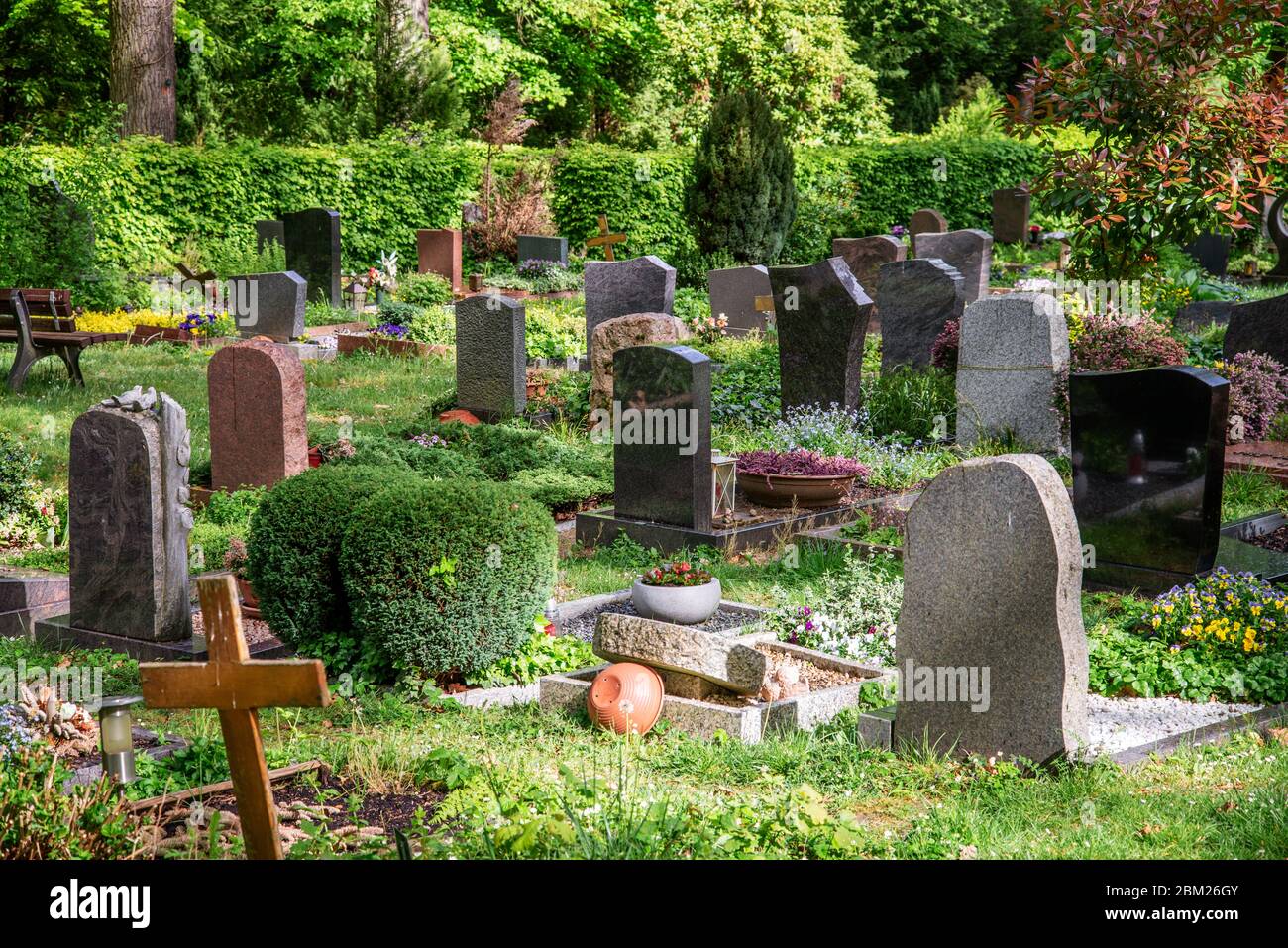 Tombes avec pierres tombales et croix en bois dans un cimetière Banque D'Images