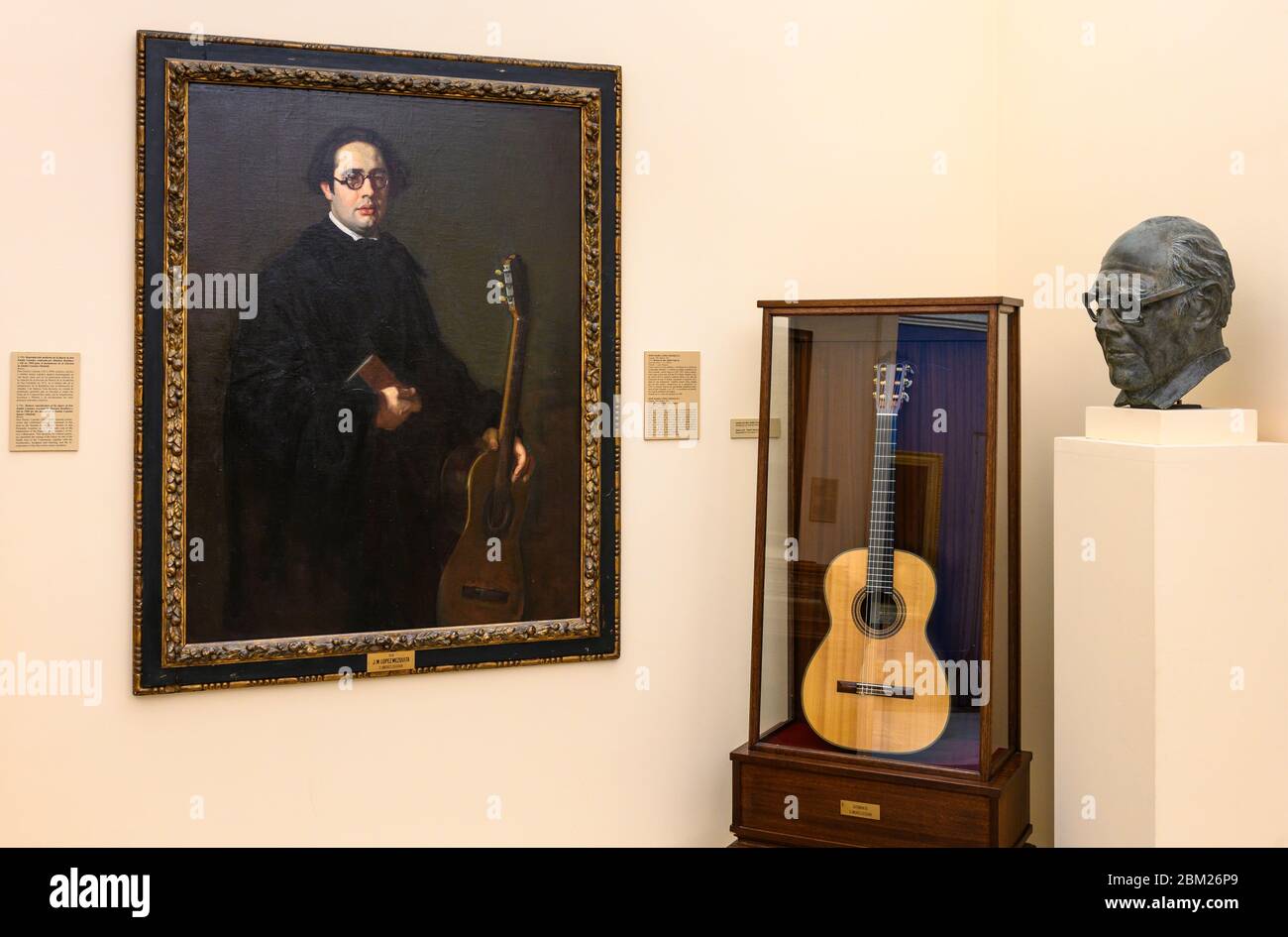 Une guitare appartenant au grand guitariste classique, Andres Segovia, ainsi qu'un portrait et un buste du guitariste, dans l'Académie royale San Fernando de Banque D'Images
