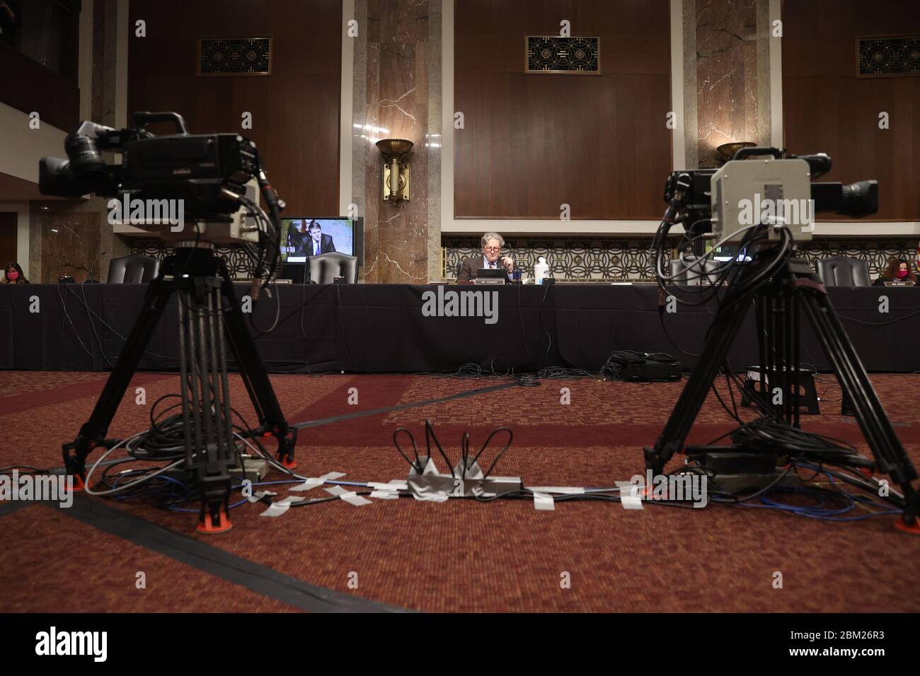 Washington, États-Unis. 06e mai 2020. Le sénateur américain John Kennedy (R-LA) est assis entre deux caméras de télévision robotisées et entouré de sièges vides lors d'une audience de confirmation du Comité judiciaire du Sénat sur la nomination du juge Justin Walker comme juge de la Cour de circuit des États-Unis pour le circuit du District de Columbia à Capitol Hill, à Washington, DC le mercredi 6 mai 2020. Photo de piscine par Jonathan Ernst/UPI crédit: UPI/Alay Live News Banque D'Images Washington, États-Unis. 06e mai 2020. Le sénateur américain John Kennedy (R-LA) est assis entre deux caméras de télévision robotisées et entouré de sièges vides lors d'une audience de confirmation du Comité judiciaire du Sénat sur la nomination du juge Justin Walker comme juge de la Cour de circuit des États-Unis pour le circuit du District de Columbia à Capitol Hill, à Washington, DC le mercredi 6 mai 2020. Photo de piscine par Jonathan Ernst/UPI crédit: UPI/Alay Live News Banque D'Images