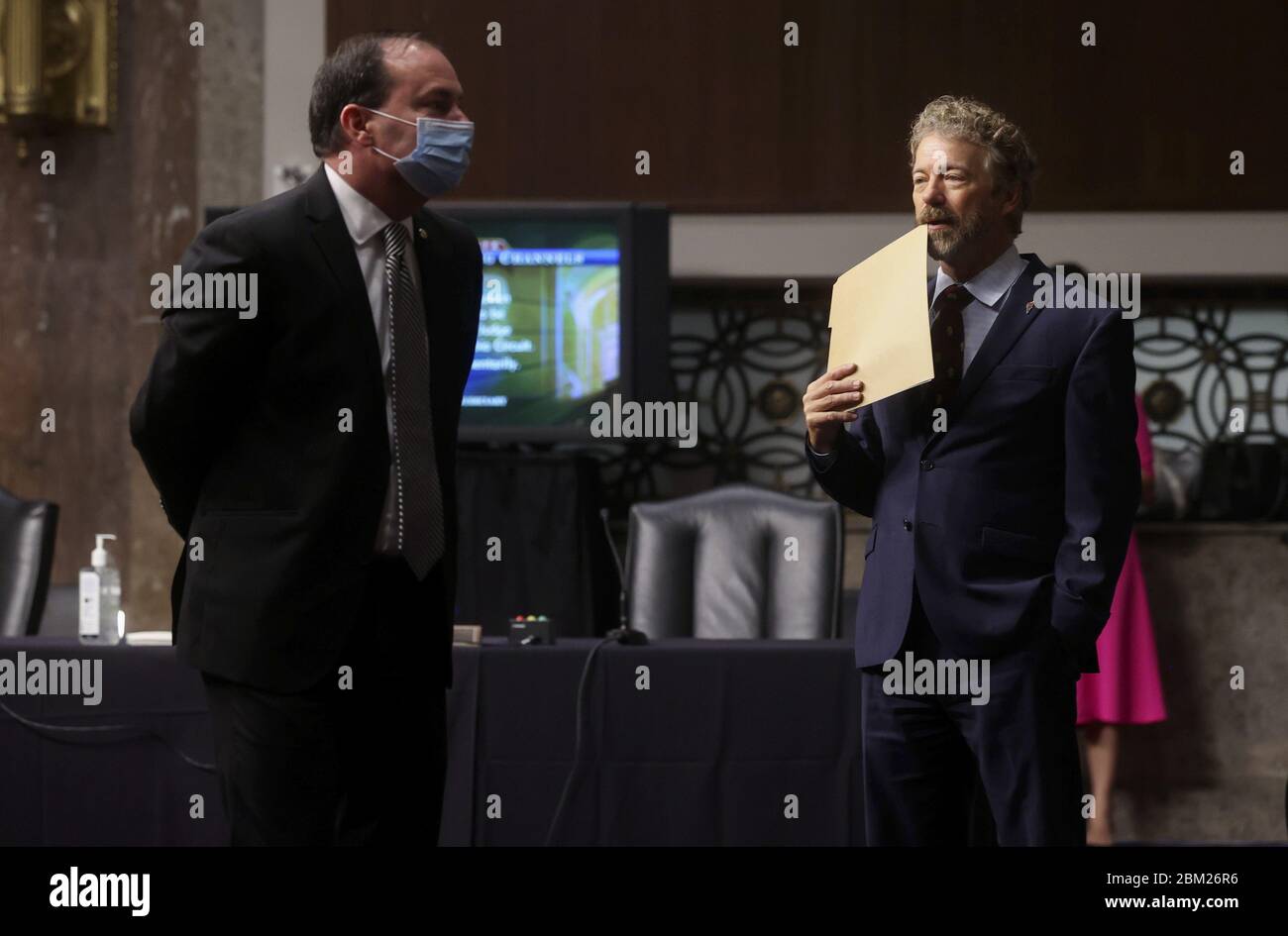 Washington, États-Unis. 06e mai 2020. Le sénateur américain Mike Lee (R-UT) porte un masque facial protecteur en raison de l'épidémie de coronavirus (COVID-19) lorsqu'il parle avec le sénateur Rand Paul (R-KY) avant le début de l'audience de confirmation du Comité judiciaire du Sénat américain du juge Justin Walker sur sa nomination au poste de juge de la Cour de circuit des États-Unis Le circuit du District de Columbia à Capitol Hill, Washington, DC, le mercredi 6 mai 2020. Photo de piscine par Jonathan Ernst/UPI crédit: UPI/Alay Live News Banque D'Images Washington, États-Unis. 06e mai 2020. Le sénateur américain Mike Lee (R-UT) porte un masque facial protecteur en raison de l'épidémie de coronavirus (COVID-19) lorsqu'il parle avec le sénateur Rand Paul (R-KY) avant le début de l'audience de confirmation du Comité judiciaire du Sénat américain du juge Justin Walker sur sa nomination au poste de juge de la Cour de circuit des États-Unis Le circuit du District de Columbia à Capitol Hill, Washington, DC, le mercredi 6 mai 2020. Photo de piscine par Jonathan Ernst/UPI crédit: UPI/Alay Live News Banque D'Images
