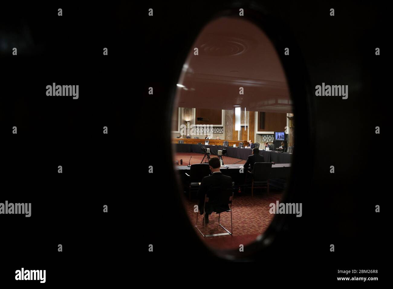 Washington, États-Unis. 06e mai 2020. Le juge Justin Walker est vu par la fenêtre en verre d'une porte fermée alors qu'il témoigne devant quelques sénateurs lors de son audience de confirmation de la Commission judiciaire du Sénat américain sur sa nomination pour être juge de la Cour de circuit des États-Unis pour le circuit du District de Columbia à Capitol Hill in Washington, DC le mercredi 6 mai 2020. Photo de piscine par Jonathan Ernst/UPI crédit: UPI/Alay Live News Banque D'Images Washington, États-Unis. 06e mai 2020. Le juge Justin Walker est vu par la fenêtre en verre d'une porte fermée alors qu'il témoigne devant quelques sénateurs lors de son audience de confirmation de la Commission judiciaire du Sénat américain sur sa nomination pour être juge de la Cour de circuit des États-Unis pour le circuit du District de Columbia à Capitol Hill in Washington, DC le mercredi 6 mai 2020. Photo de piscine par Jonathan Ernst/UPI crédit: UPI/Alay Live News Banque D'Images