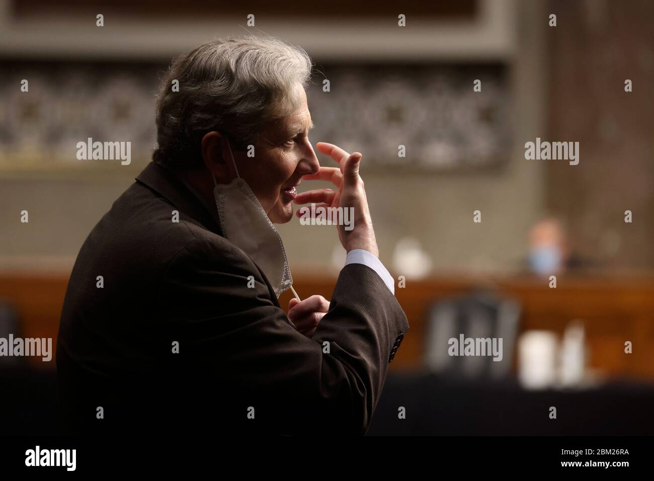 Washington, États-Unis. 06e mai 2020. Le sénateur américain John Kennedy (R-LA) retire son masque facial protecteur pour parler à un autre participant lors d'une audience de confirmation du Comité judiciaire du Sénat sur la nomination du juge Justin Walker à titre de juge de la Cour de circuit des États-Unis pour le circuit du District de Columbia pendant l'épidémie de COVID-19 à Capitol Hill À Washington, DC, le mercredi 6 mai 2020. Photo de piscine par Jonathan Ernst/UPI crédit: UPI/Alay Live News Banque D'Images Washington, États-Unis. 06e mai 2020. Le sénateur américain John Kennedy (R-LA) retire son masque facial protecteur pour parler à un autre participant lors d'une audience de confirmation du Comité judiciaire du Sénat sur la nomination du juge Justin Walker à titre de juge de la Cour de circuit des États-Unis pour le circuit du District de Columbia pendant l'épidémie de COVID-19 à Capitol Hill À Washington, DC, le mercredi 6 mai 2020. Photo de piscine par Jonathan Ernst/UPI crédit: UPI/Alay Live News Banque D'Images