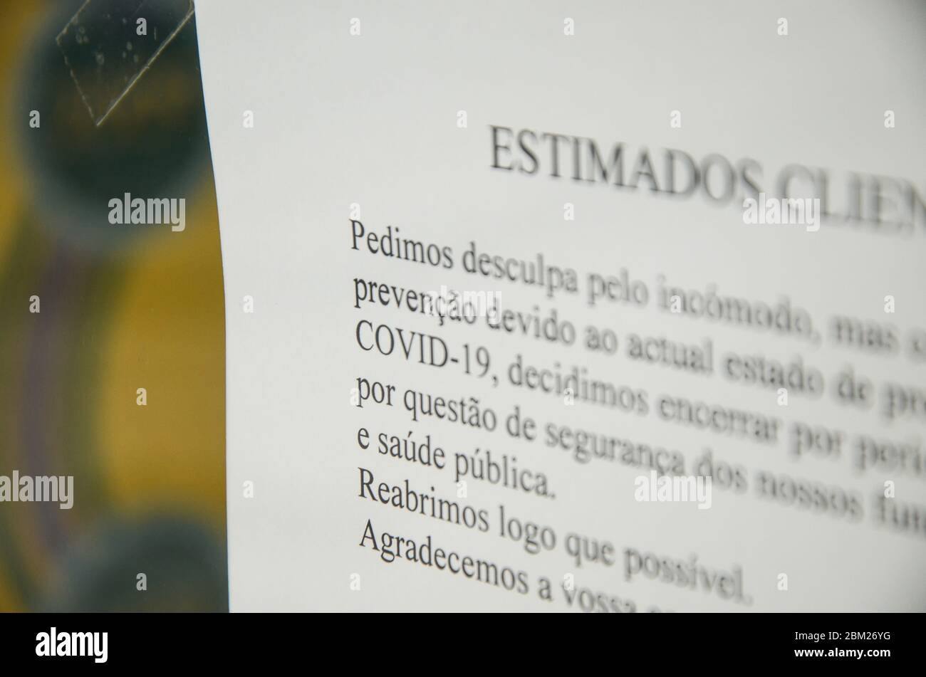 Faro, Portugal - 16 mars 2020 : message imprimé sur la fenêtre d'un magasin écrit en portugais informant les gens de la fermeture en raison de l'épidémie de coronavirus COVID-19. Pandémie de COV-SRAS-2. Banque D'Images