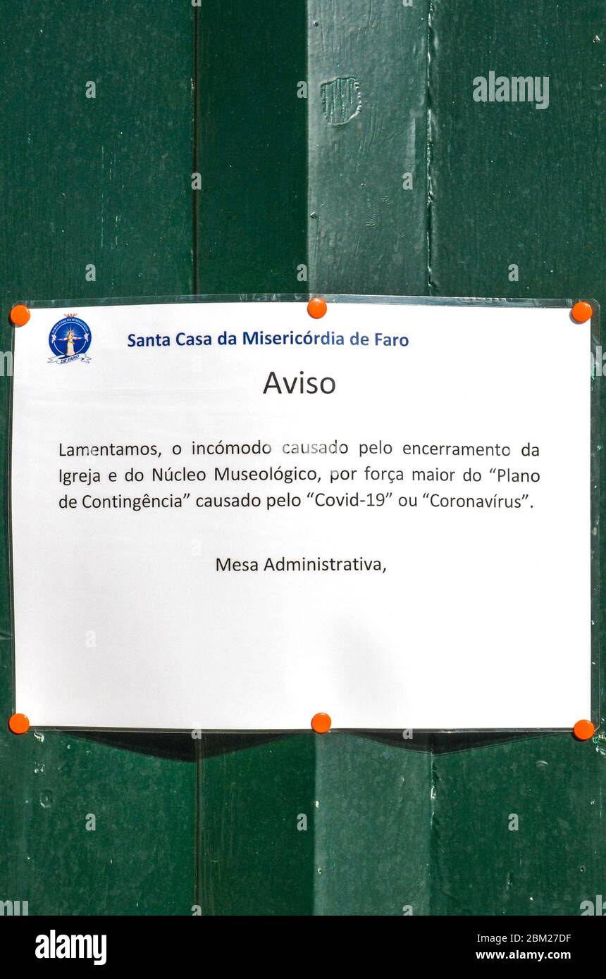 Faro, Portugal - 16 mars 2020 : message imprimé sur l'église en langue portugaise informant les gens de la fermeture en raison du coronavirus, l'épidémie de COVID-19. Pandémie de COV-SRAS-2. Culte annulé. Banque D'Images