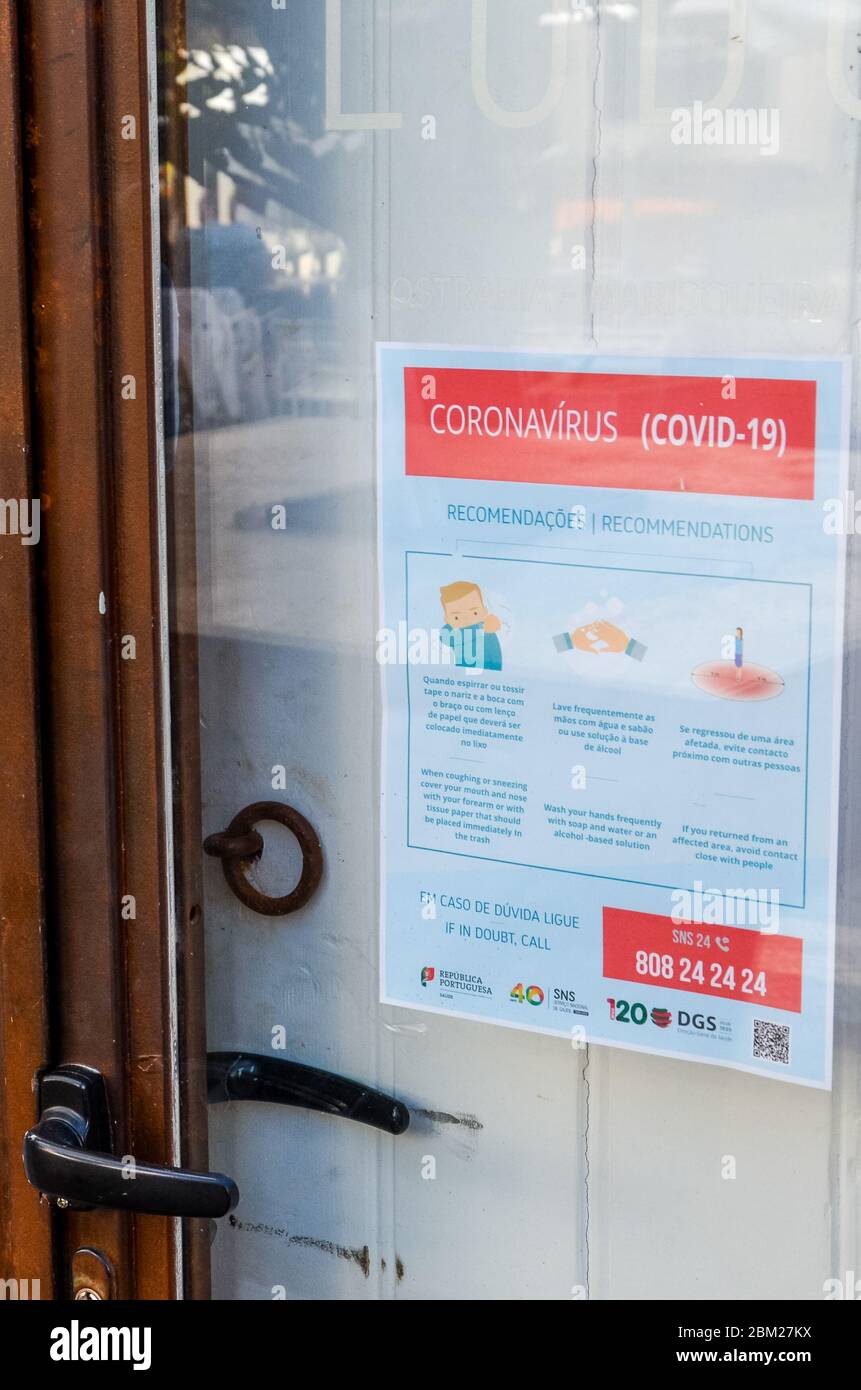 Faro, Portugal - 16 mars 2020 : porte d'entrée fermée du restaurant avec notice d'instructions de sécurité du coronavirus en portugais et en anglais. Les restaurants ont fermé en raison de l'épidémie de COVID-19. Banque D'Images