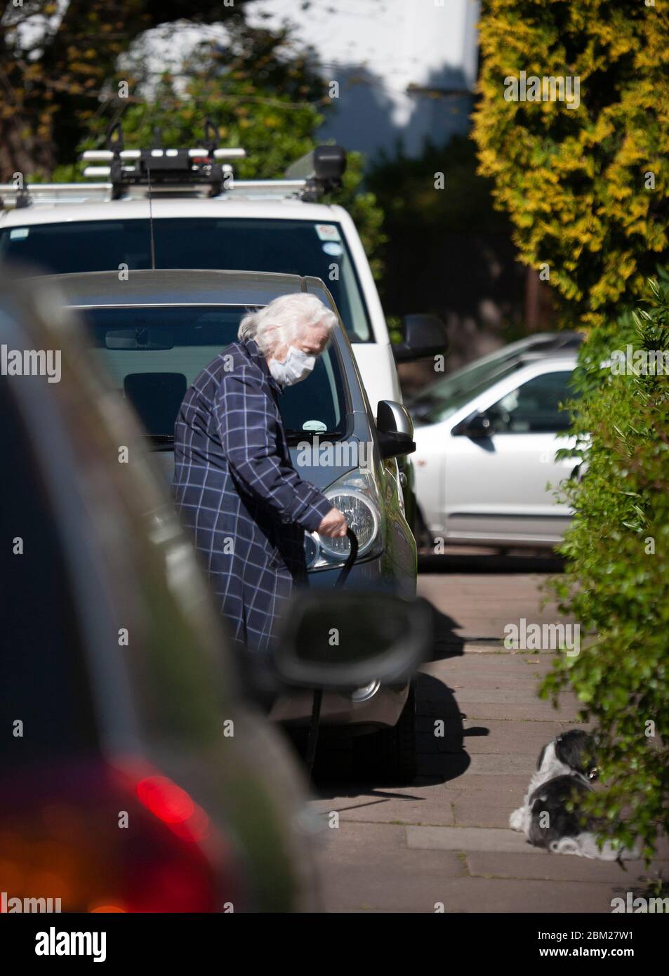 Une femme âgée portait un équipement de protection individuelle et tenait un bâton de marche pendant la pandémie COVID-19 de 2020. Balham, Londres, Royaume-Uni Banque D'Images