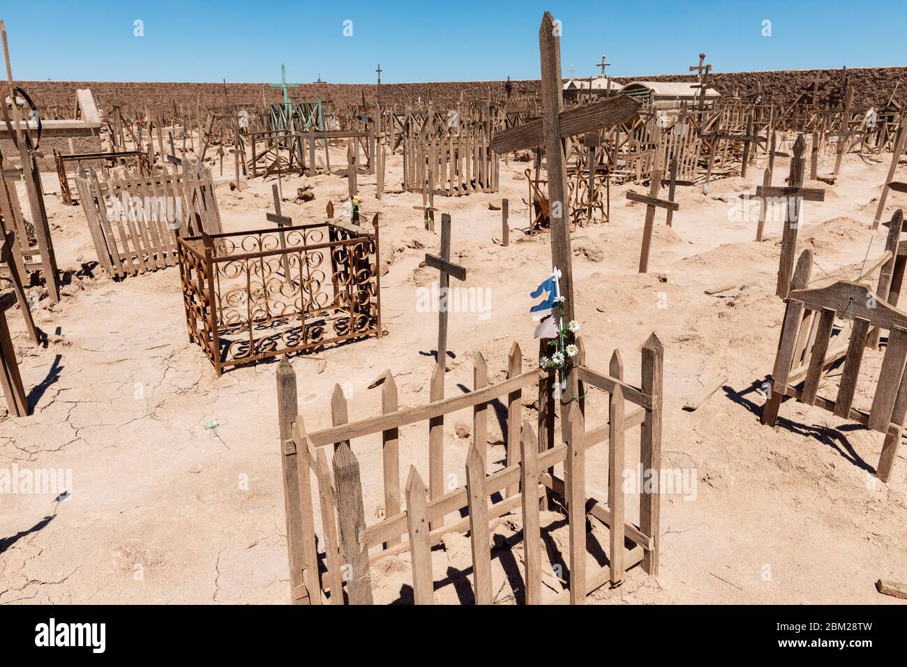 Un vieux cimetière avec des croix en bois près du towm abandonné de l'Union de Pampa, dans le désert d'Atacama, au Chili, en Amérique du Sud. Banque D'Images