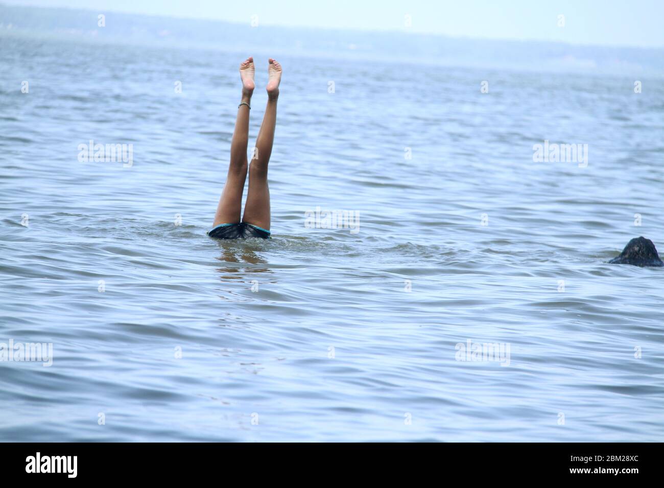 Jeune fille faisant une tête dans l'eau Banque D'Images