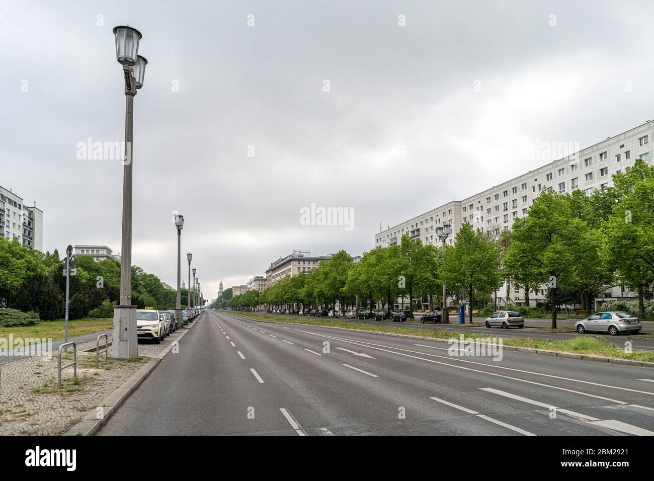 Architecture de l'ère communiste sur une Karl-Marx-Allee vide dans l'ancien Berlin-est, Allemagne Banque D'Images