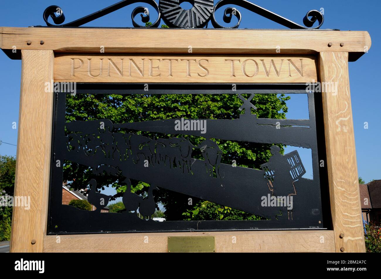 Le panneau du village, érigé en 2020, au centre du petit village est de Sussex de Punnetts Town dans le Sussex Weald. Banque D'Images