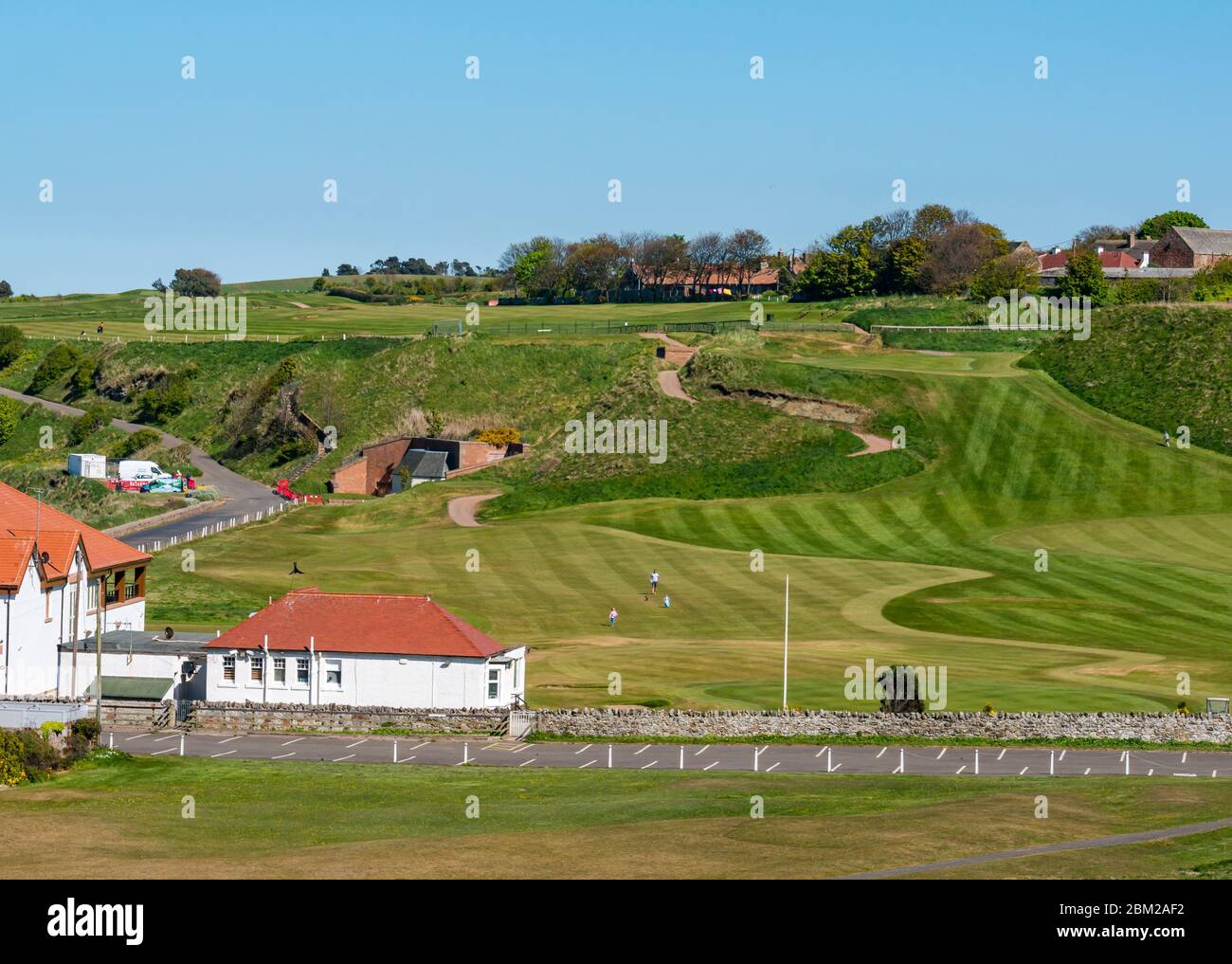 North Berwick, East Lothian, Écosse, Royaume-Uni. 6 mai 2020. Le jour le plus chaud de l'année jusqu'à présent, la station balnéaire normalement populaire est presque déserte. Le club de golf et le parcours de golf Glen sont fermés pendant le confinement pandémique du coronavirus Covid-19 Banque D'Images