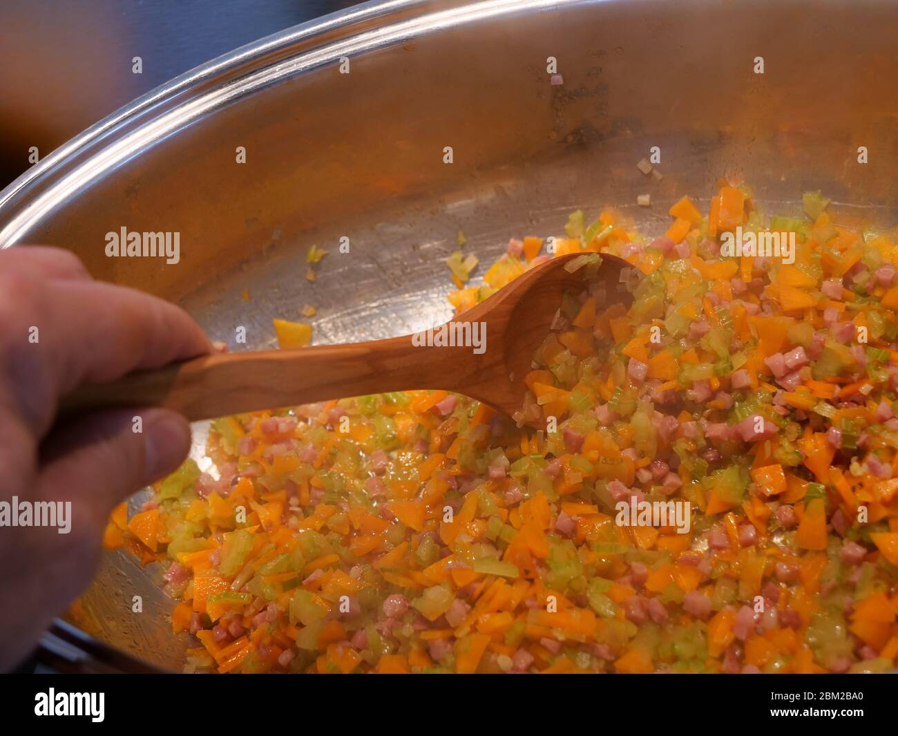 Légumes hachés comme l'oignon, les carottes et le céleri avec des petits cubes de bacon frits Banque D'Images