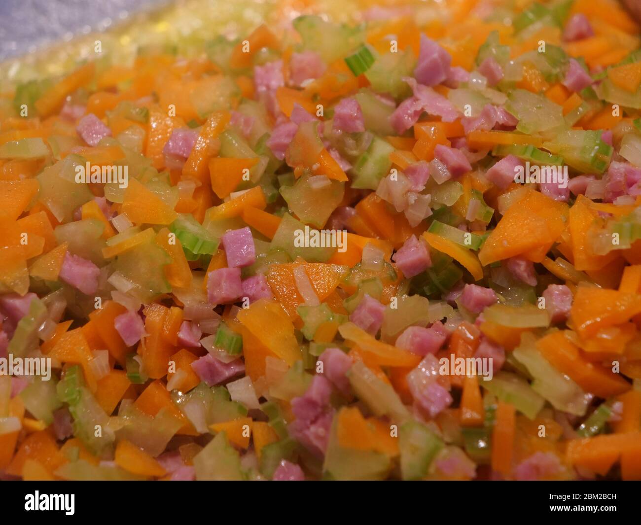 Légumes hachés comme l'oignon, les carottes et le céleri avec des petits cubes de bacon frits Banque D'Images