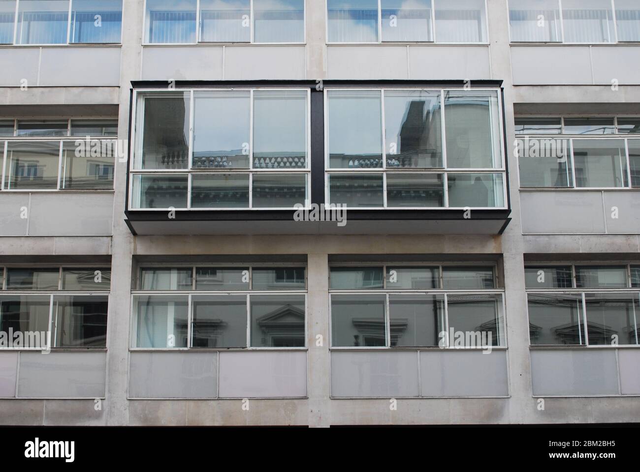 Modern Glass Golden Section Architecture 45 & 46 Albemarle Street, Londres, W1S 4HQ par Erno Goldfinger Refection Squire & Partners Banque D'Images