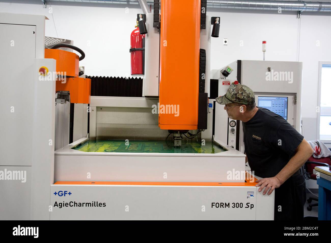 Machine à décharge électrique (EDM) pour le micro-usinage de formes utilisant des décharges électriques Banque D'Images