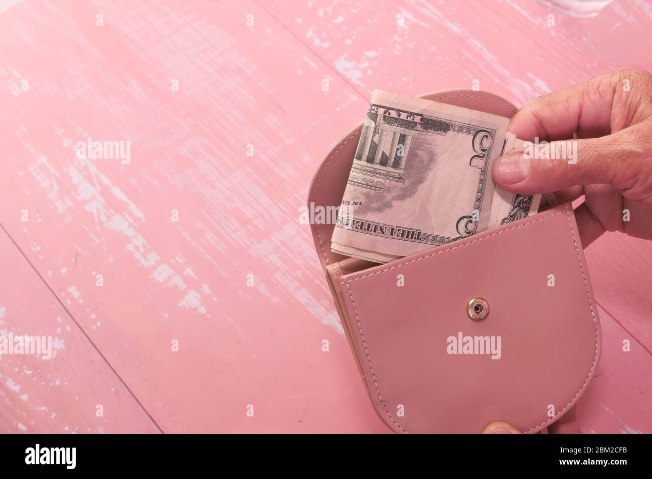 femmes âgées économisent de l'argent dans le portefeuille. Banque D'Images