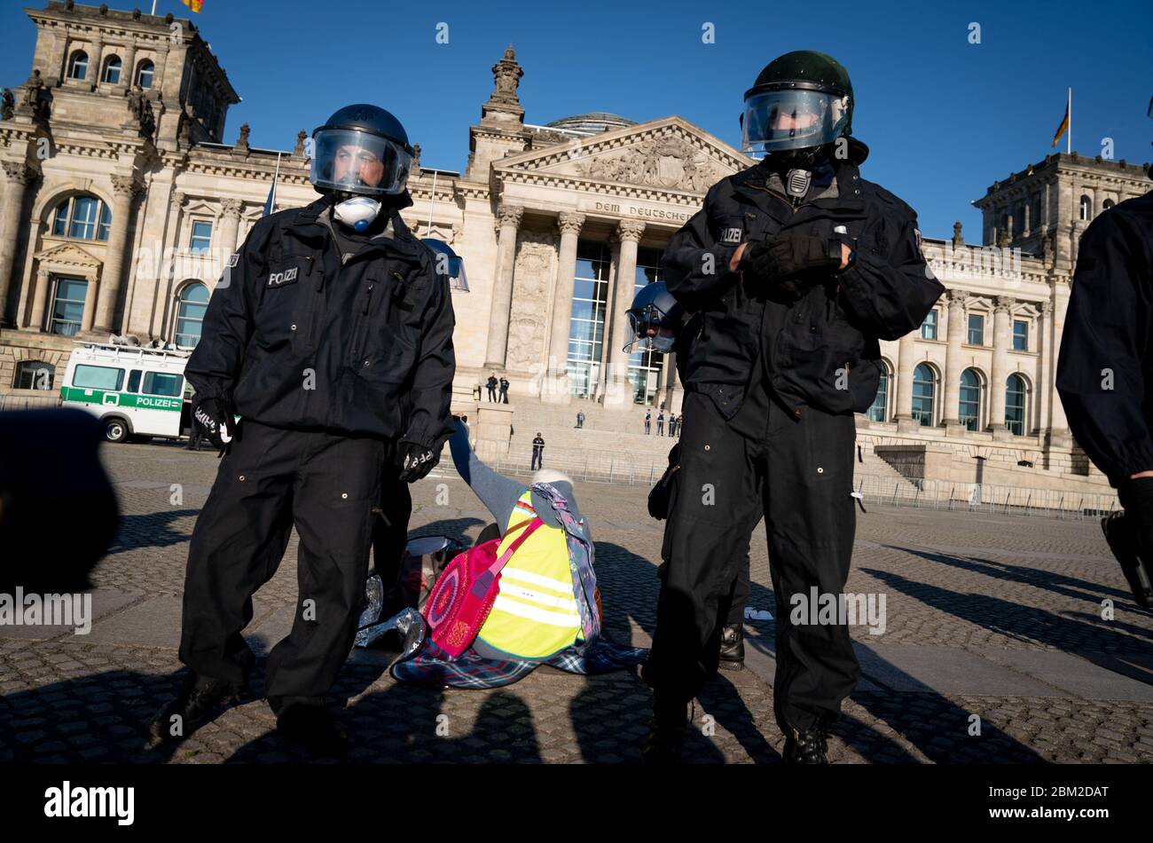 Berlin, Allemagne. 06e mai 2020. Les policiers portant un casque et des protecteurs de la bouche et du nez rompront une manifestation devant le bâtiment du Reichstag. Plusieurs centaines de personnes ont manifesté ici contre la vaccination obligatoire et contre les mesures de limitation de la liberté du Gouvernement fédéral en relation avec la propagation du virus corona. Credit: Kay Nietfeld/dpa/Alay Live News Banque D'Images