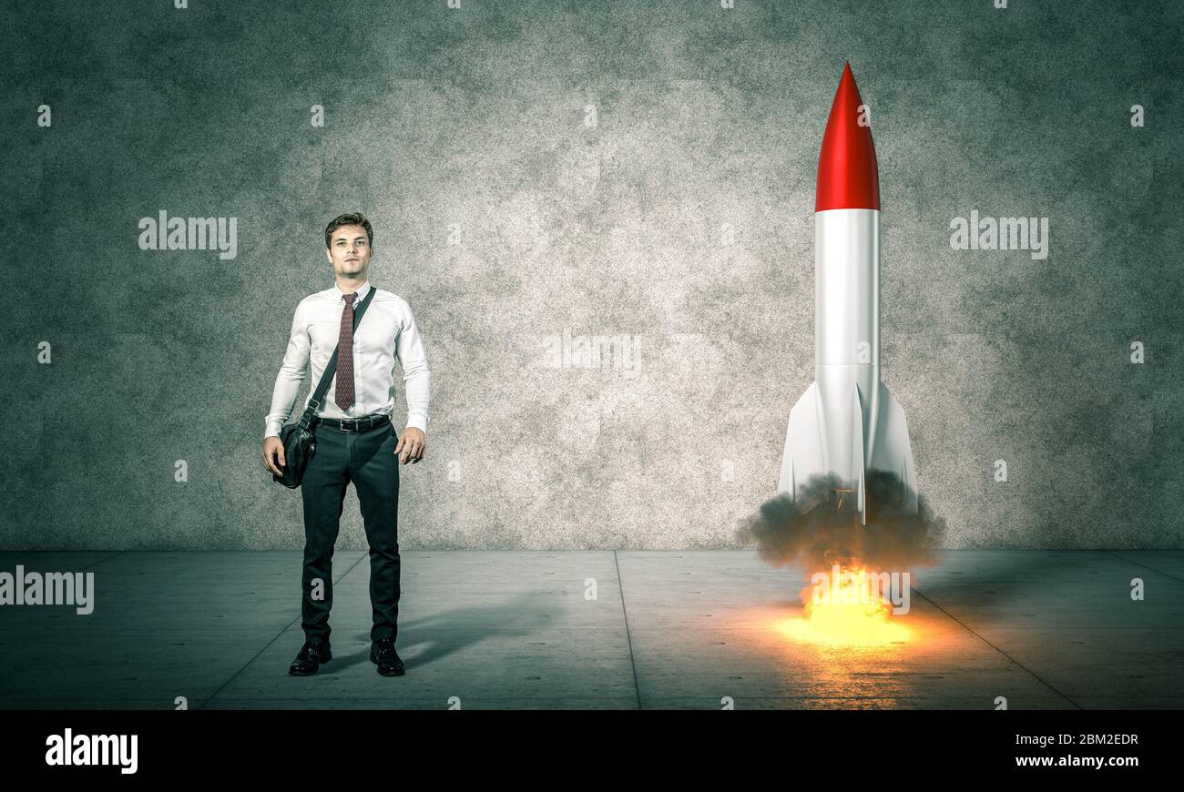 homme d'affaires debout à côté d'une fusée nouvellement lancée. concept de départ aspiration, succès, innovation. Banque D'Images