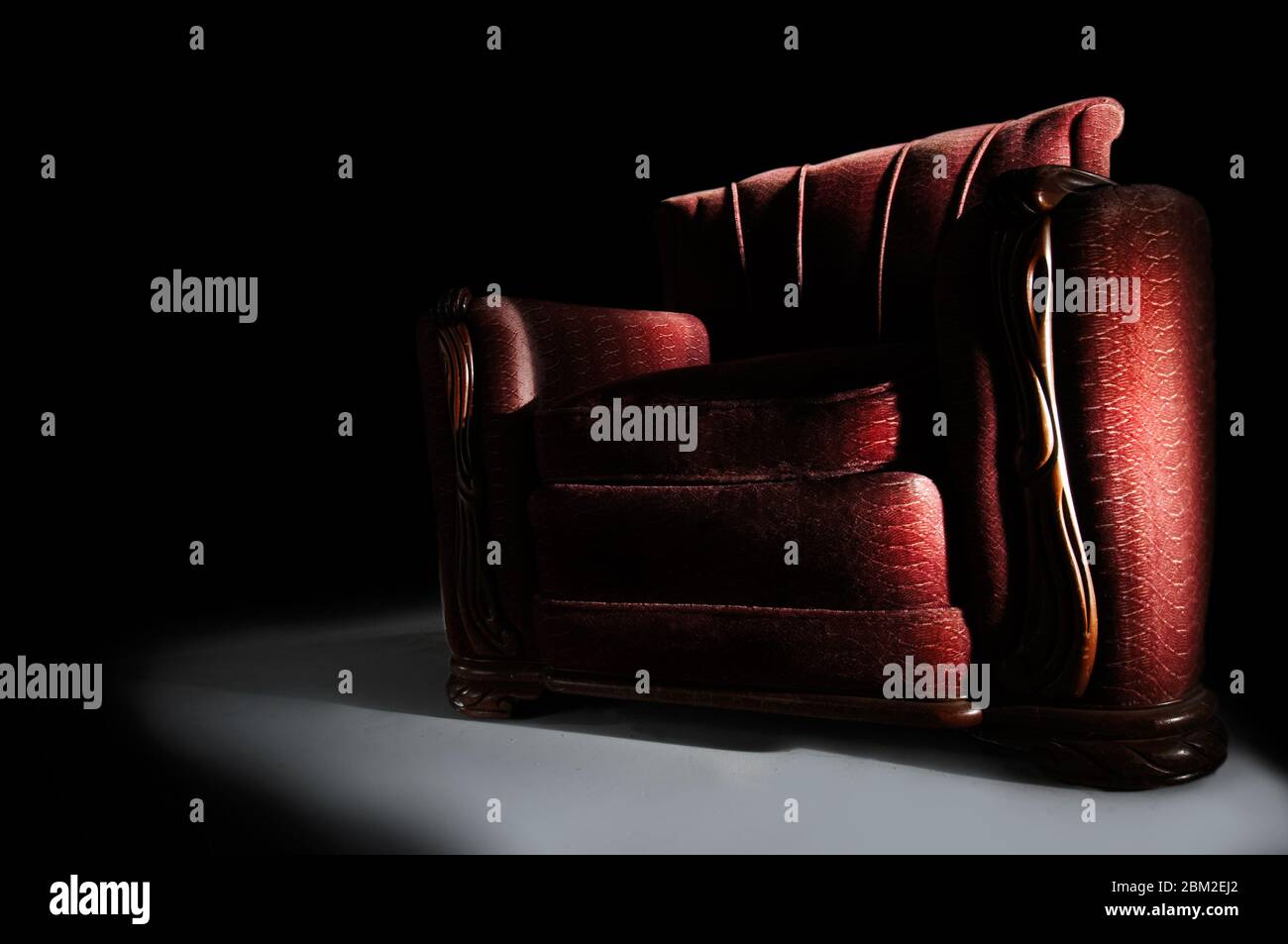 Fauteuil rouge sur fond noir Banque D'Images