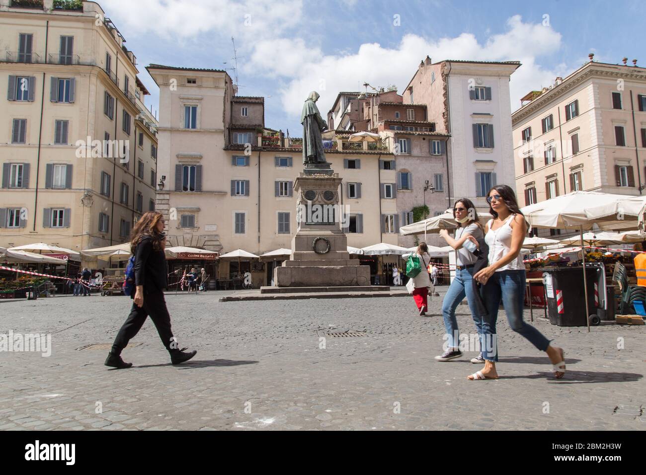Rome, Italie. 06e mai 2020. Les filles marchent sur le marché Campo dè Fiori, pendant la phase 2 de Covid-19 à Rome, Italie, le 6 mai 2020. (Photo de Matteo Nardone/Pacific Press/Sipa USA) crédit: SIPA USA/Alay Live News Banque D'Images