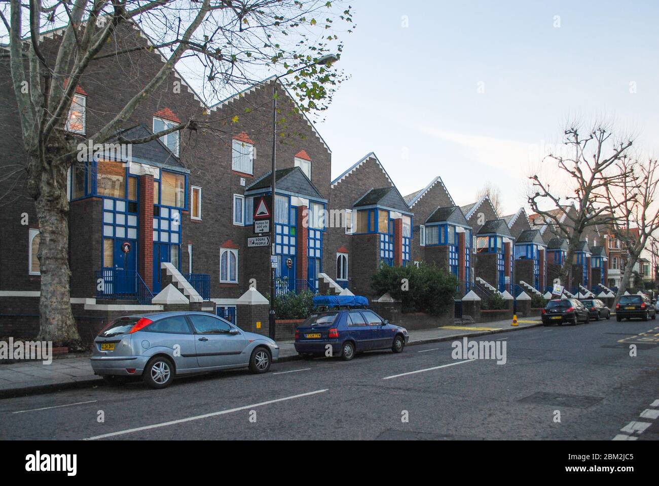 Maisons en terrasse en brique rouge bleue Cowper Terrace St Marks Road St Quintin Avenue, Londres W10 6PE par Jeremy & Fenella Dixon Kensington Housing Trust Banque D'Images