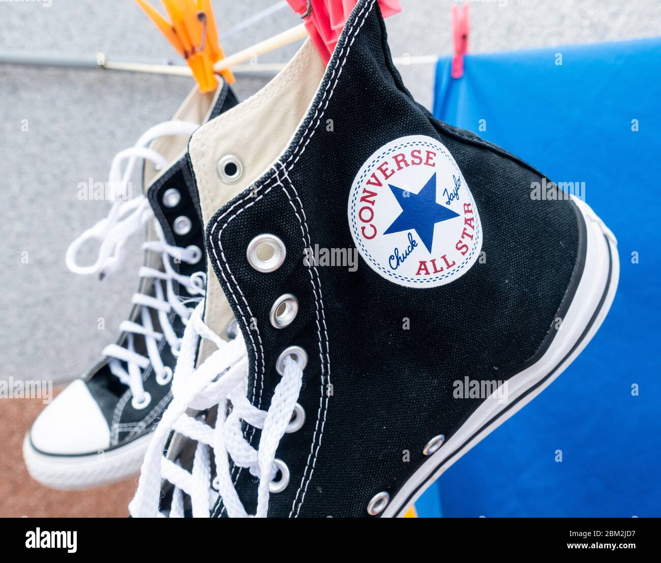 Chaussures de basket-ball Converse All Star sur la ligne de lavage Banque D'Images