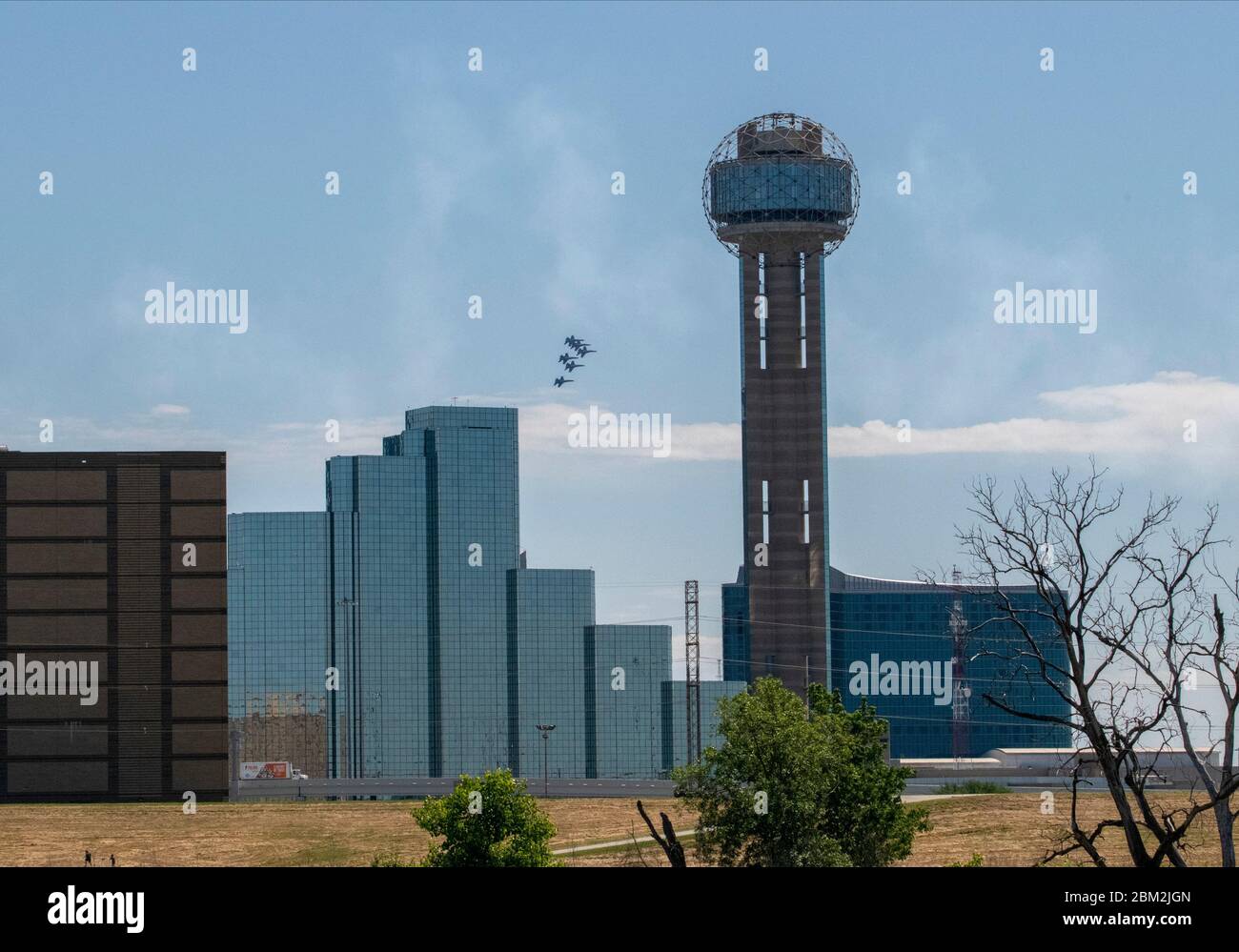 Dallas, Texas, États-Unis. 06 mai 2020 : les Blue Angels McDonnell Douglas F/A-18 Hornets survolent le centre-ville de Dallas pour saluer les travailleurs de première ligne pendant la pandémie de Covid-19 Albert Pena/CSM crédit : CAL Sport Media/Alay Live News Banque D'Images